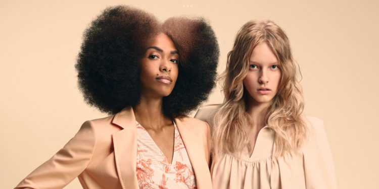 a_hajszinek_szakertoje_magyarorszagra_latogat