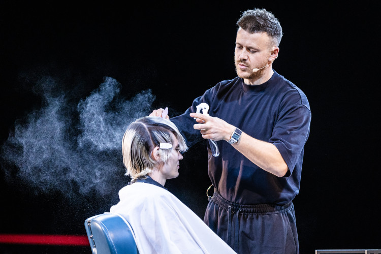 kepes_beszamolo_josh_lamonaca_a_barber_fesztival_barber_battle_budapest_2023_szinpadan kepes_beszamolo_josh_lamonaca_a_barber_fesztival_barber_battle_budapest_2023_szinpadan