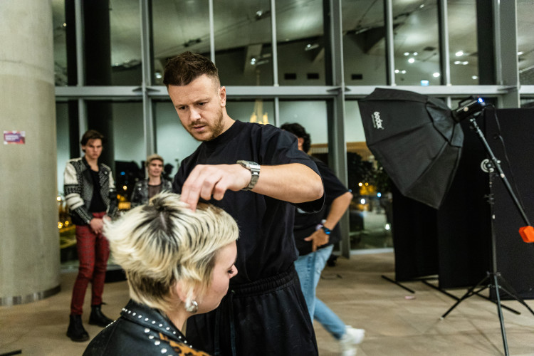 kepes_beszamolo_josh_lamonaca_a_barber_fesztival_barber_battle_budapest_2023_szinpadan kepes_beszamolo_josh_lamonaca_a_barber_fesztival_barber_battle_budapest_2023_szinpadan