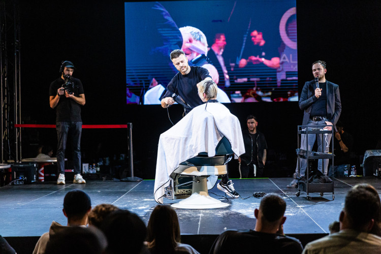 kepes_beszamolo_josh_lamonaca_a_barber_fesztival_barber_battle_budapest_2023_szinpadan kepes_beszamolo_josh_lamonaca_a_barber_fesztival_barber_battle_budapest_2023_szinpadan