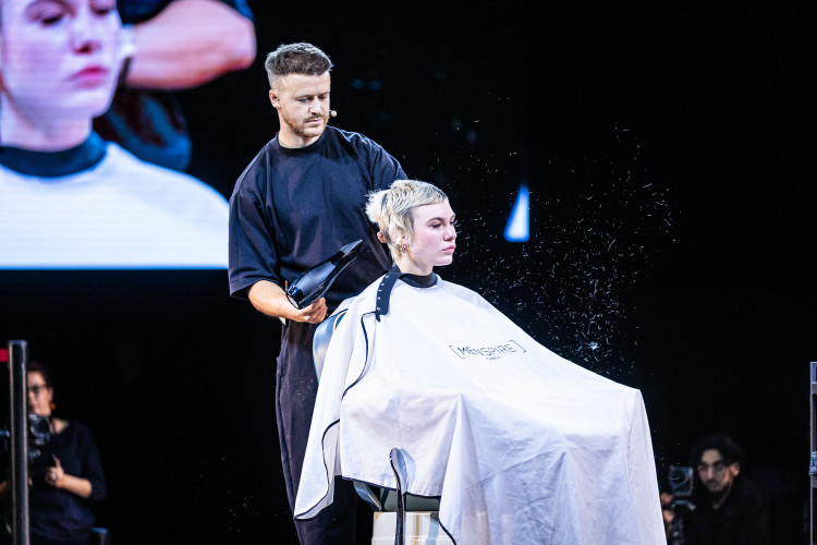 kepes_beszamolo_josh_lamonaca_a_barber_fesztival_barber_battle_budapest_2023_szinpadan kepes_beszamolo_josh_lamonaca_a_barber_fesztival_barber_battle_budapest_2023_szinpadan