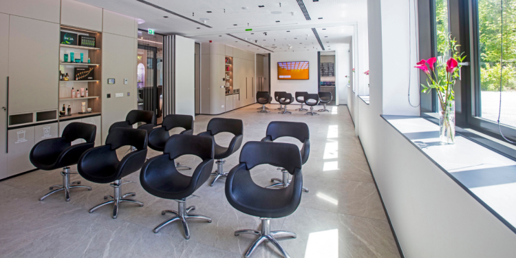 megnyitotta_kapuit_magyarorszag_legujabb_fodraszati_kozpontja_a_loreal_academy