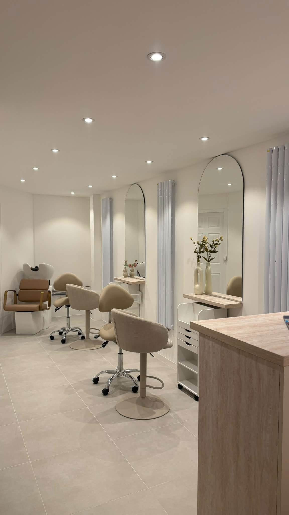 CSÁSZÁR HAIR BUDAPEST  Redken Beauty & Barber Salon - Fodrászat