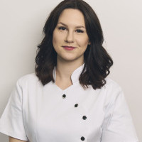 Simonyai Lili (Manikűr stylits és pedikűrös)