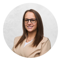 Frank Enikő (Manikűr, műköröm stlyist és pedikűrös )